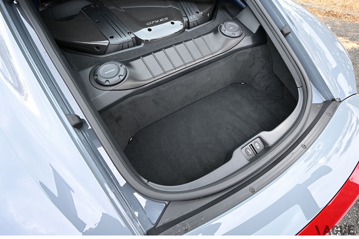 性能も見た目もレーシングカーのような仕上がりとなるポルシェ「718ケイマン」の最強仕様「718ケイマンGT4 RS」