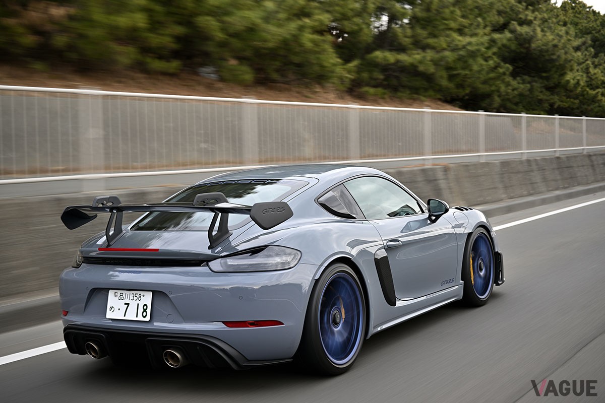 性能も見た目もレーシングカーのような仕上がりとなるポルシェ「718ケイマン」の最強仕様「718ケイマンGT4 RS」