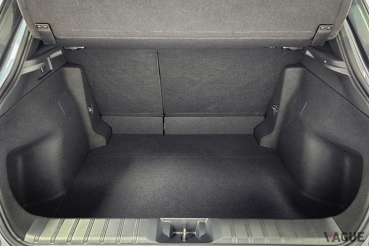 絶対的に広いとはいえないものの、コンパクトSUVとして必要十分な空間とプレミアムな仕立てを兼備するリアシートを備えたレクサス新型「LBX」