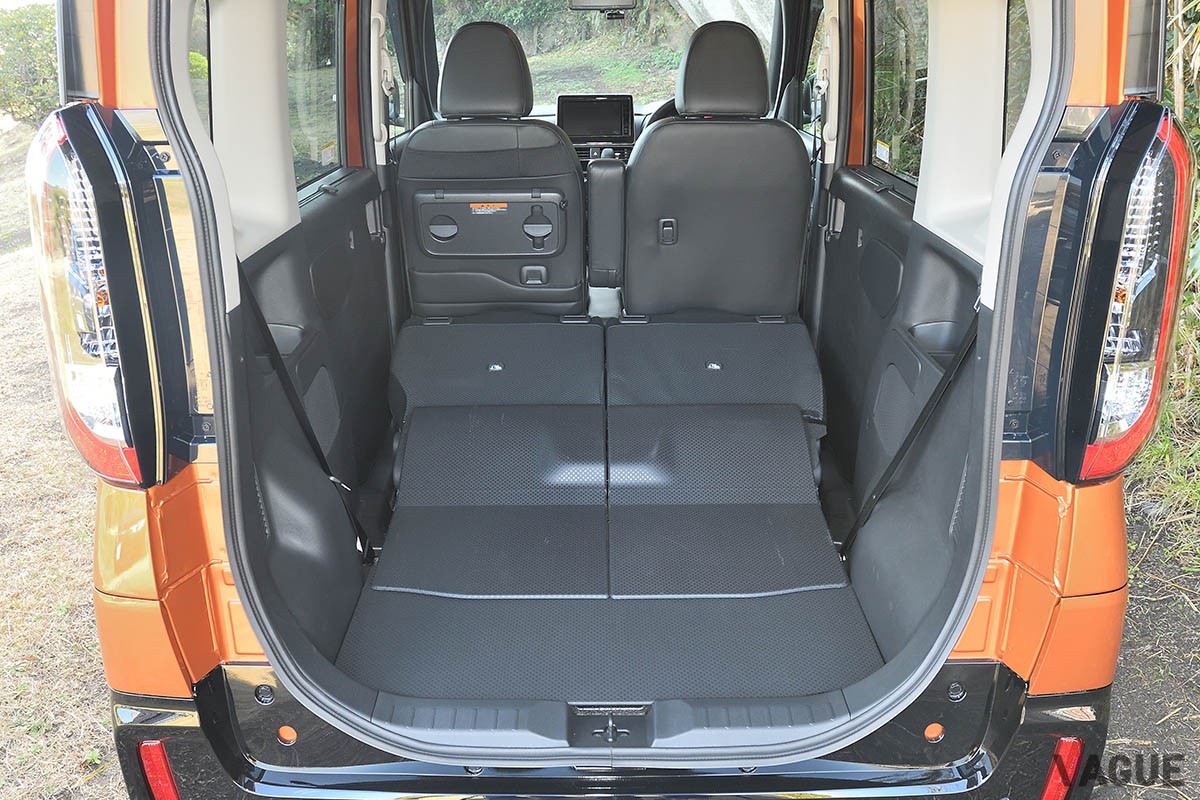 足元が広々としているリアシートと、ソフトなセッティングの足回りとが相まって、後席でもおおむね乗り心地が快適な三菱「デリカミニ」