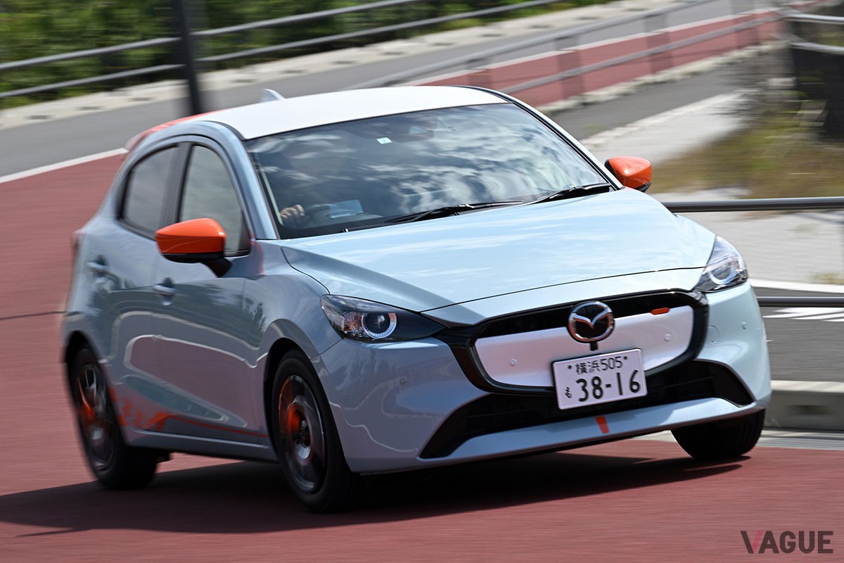 新型「マツダ2」のエントリーグレード「15BD」に多彩なオプションを装着した「ルーキードライブ」仕様は、おしゃれなカラーコーデにも注目