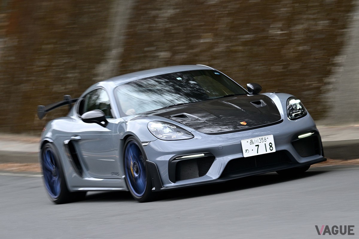 性能も見た目もレーシングカーのような仕上がりとなるポルシェ「718ケイマン」の最強仕様「718ケイマンGT4 RS」
