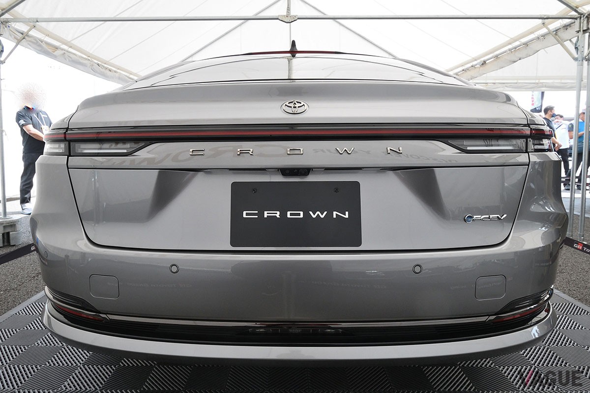 先にお披露目された新型「クラウン・スポーツ」は、リアのガーニッシュ内にトヨタ車最小サイズのトヨタエンブレムを掲げる