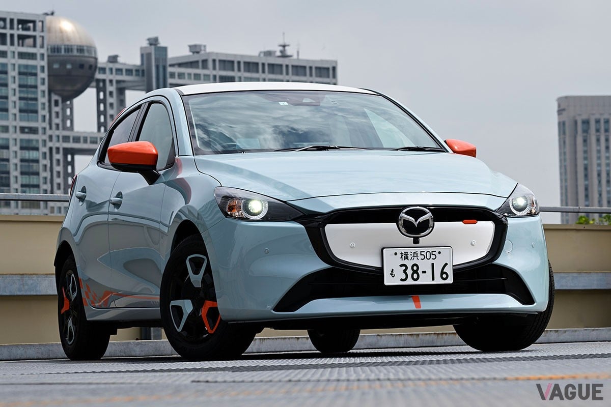 新型「マツダ2」のエントリーグレード「15BD」に多彩なオプションを装着した「ルーキードライブ」仕様は、おしゃれなカラーコーデにも注目
