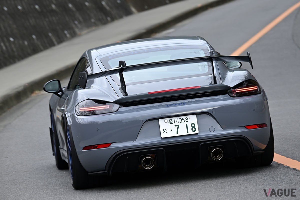 性能も見た目もレーシングカーのような仕上がりとなるポルシェ「718ケイマン」の最強仕様「718ケイマンGT4 RS」