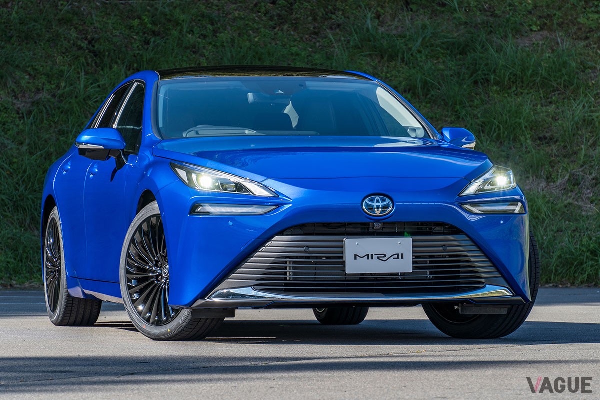 実車が日本で初公開されたトヨタ新型「クラウン・セダン」。ベースモデルとなった「MIRAI」よりも快適性重視の足回りが採用される模様