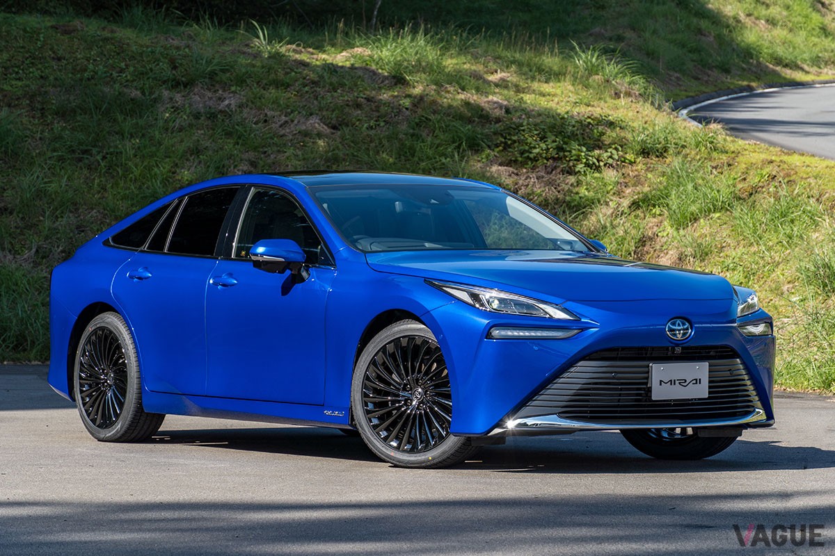 実車が日本で初公開されたトヨタ新型「クラウン・セダン」。ベースモデルとなった「MIRAI」よりも快適性重視の足回りが採用される模様