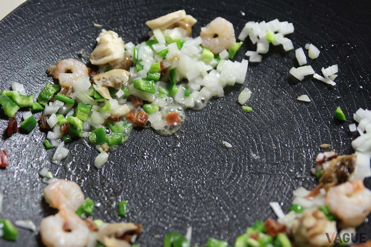 火が通りにくい具や水が出る野菜を先に炒めたら周囲に。空いた中央でご飯を炒めて、最後にあわせて炒めればいちいち先に炒めた具を取り出さずにすむ。それもこれも広い焼き面とわずかな傾斜があるからできること。