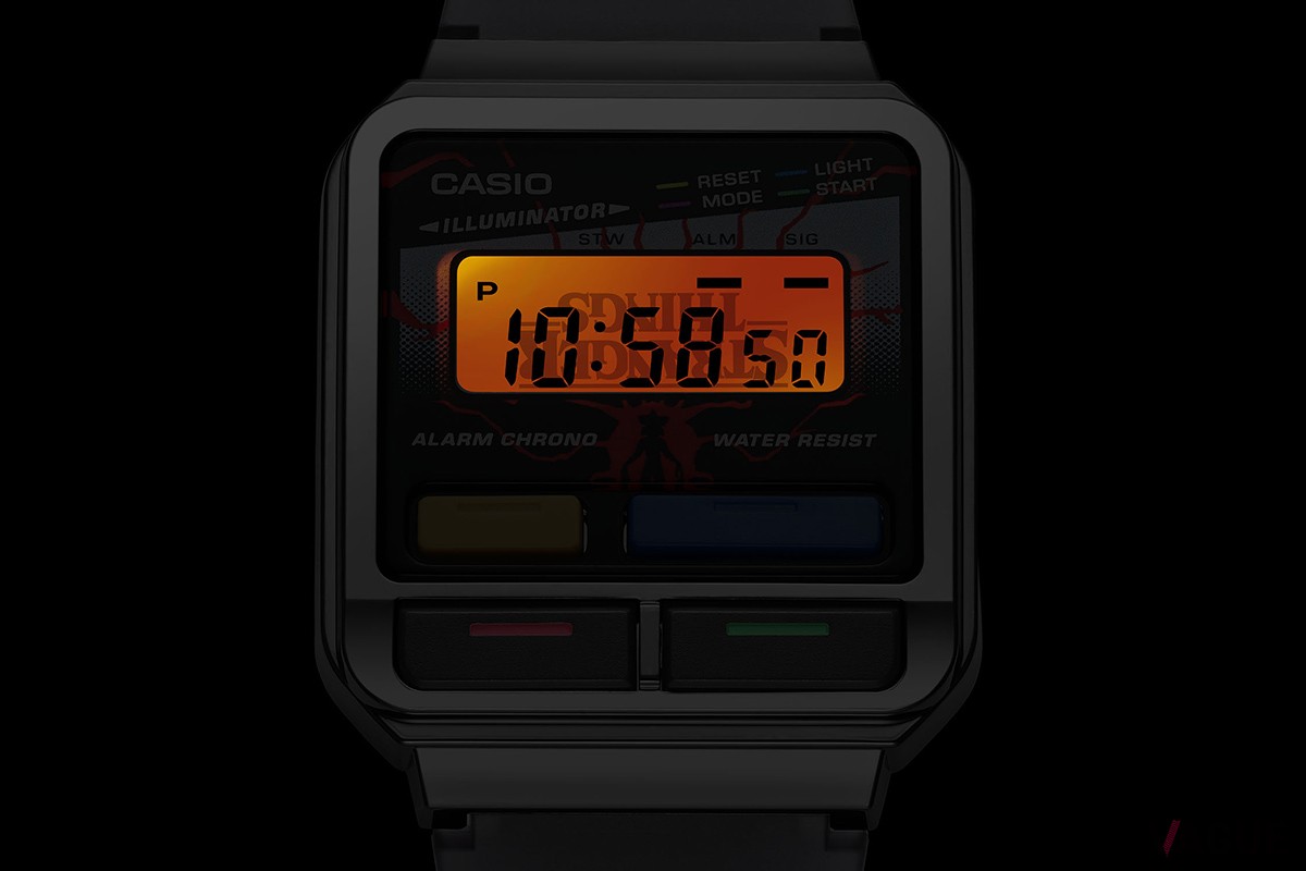 液晶を点灯させると上下逆さになったタイトルロゴが現れる