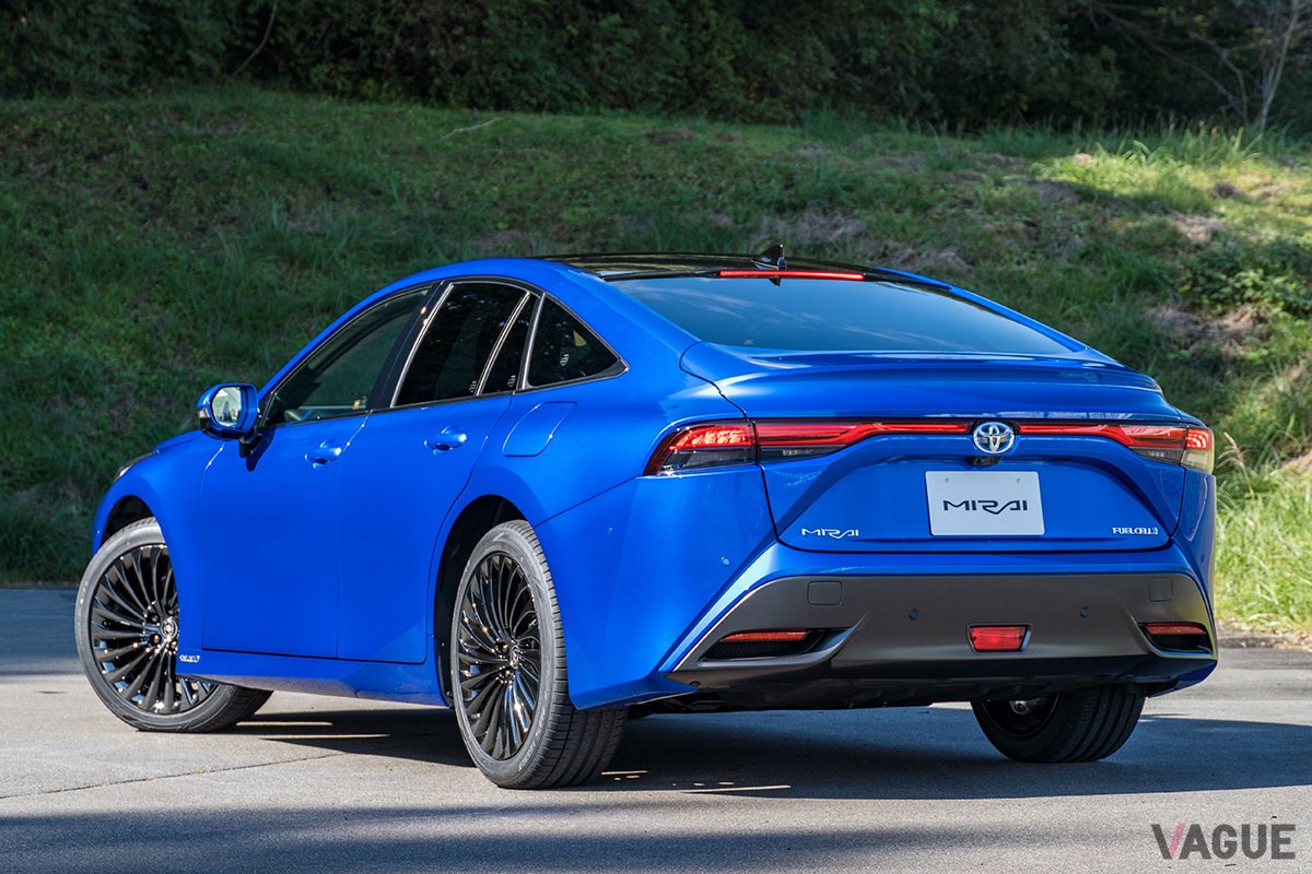 実車が日本で初公開されたトヨタ新型「クラウン・セダン」。ベースモデルとなった「MIRAI」よりも快適性重視の足回りが採用される模様