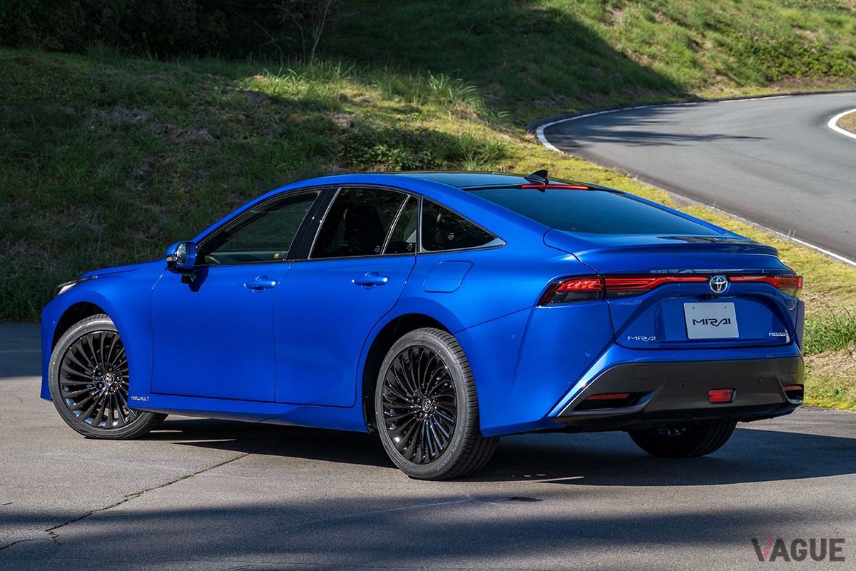 実車が日本で初公開されたトヨタ新型「クラウン・セダン」。ベースモデルとなった「MIRAI」よりも快適性重視の足回りが採用される模様
