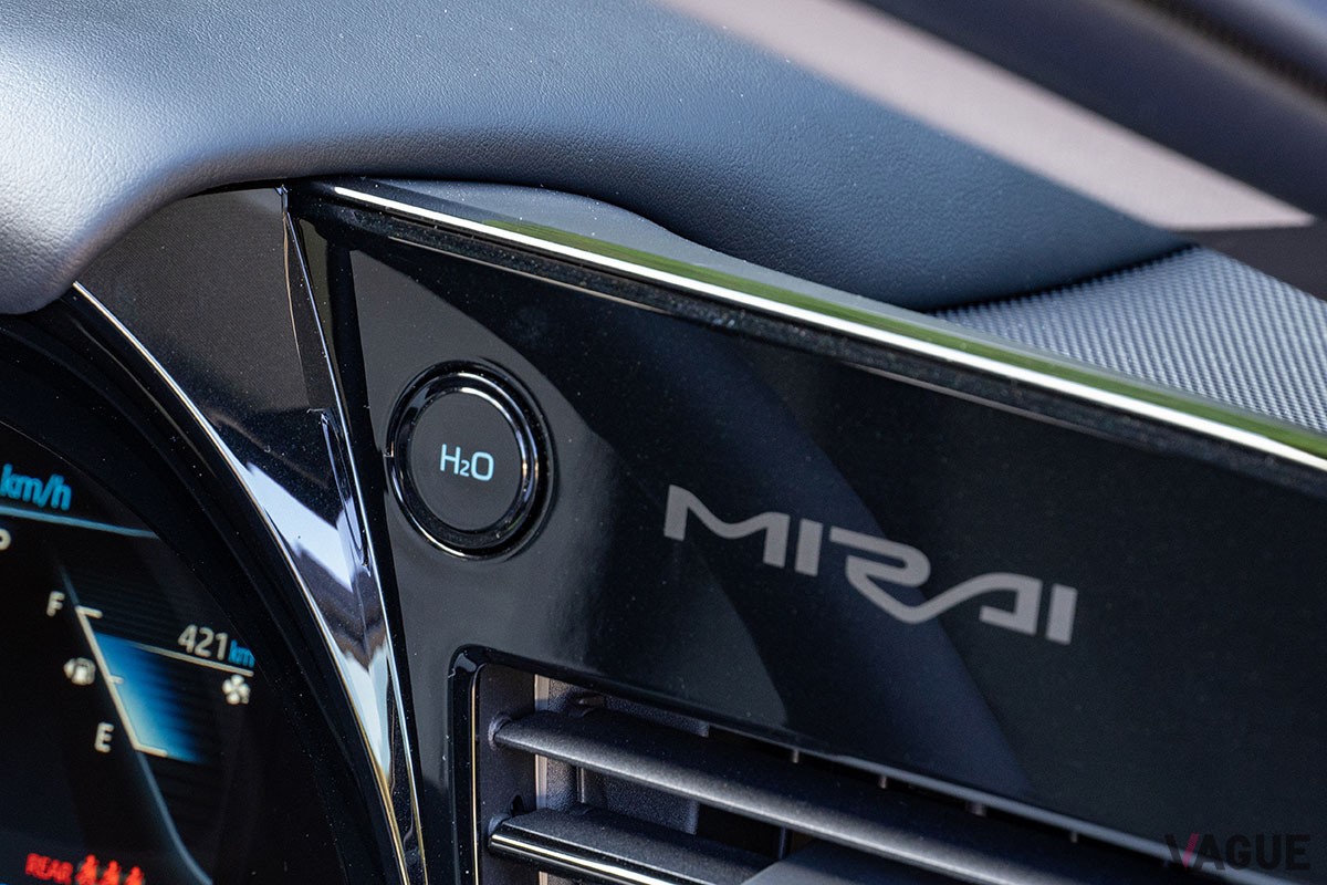 実車が日本で初公開されたトヨタ新型「クラウン・セダン」。ベースモデルとなった「MIRAI」よりも快適性重視の足回りが採用される模様