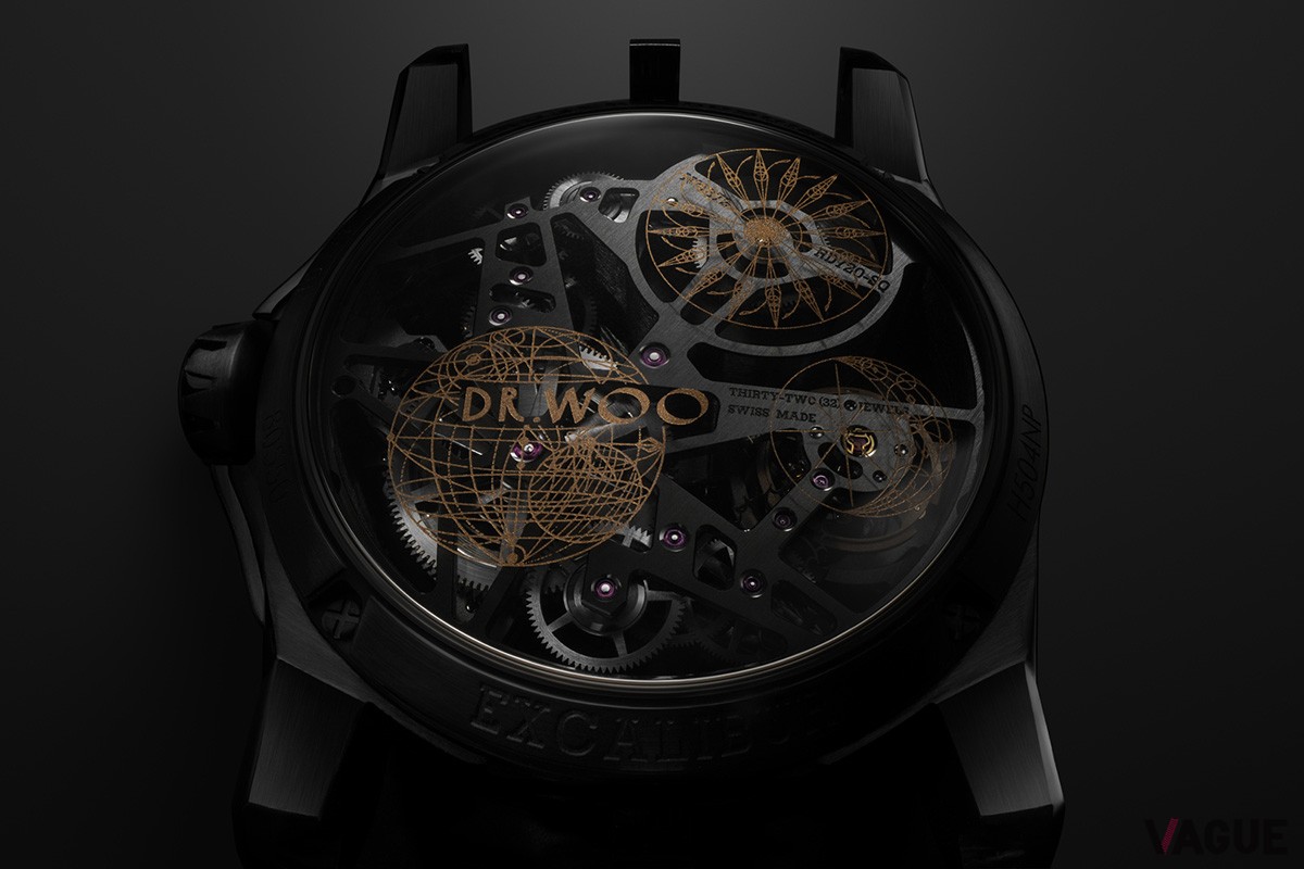 シースルーになったケースバックにはDr.ウーの名とともに太陽、地球、月が刻まれる