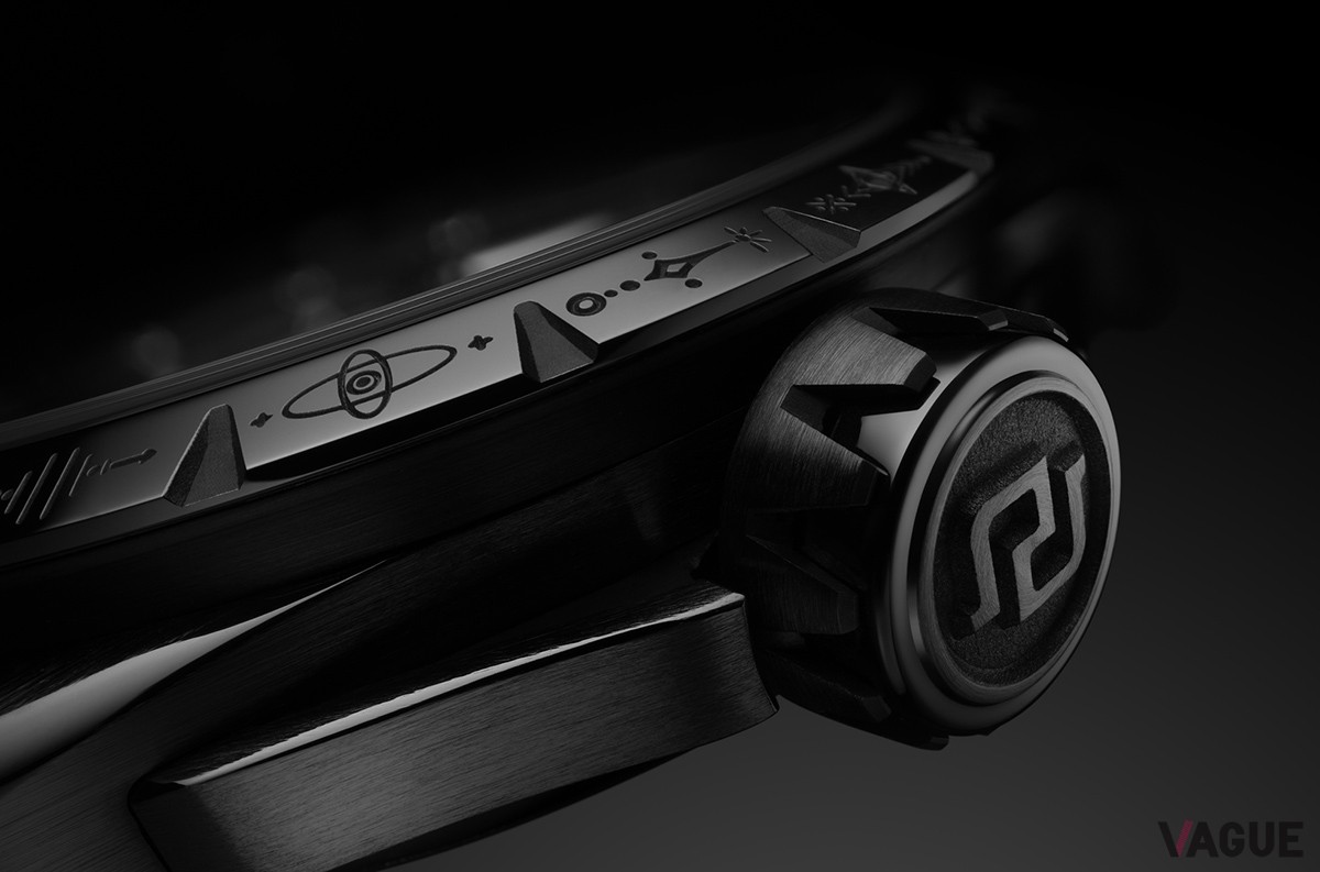 ベゼルとフランジを彩る幾何学的なシンボルが好奇心をくすぐる