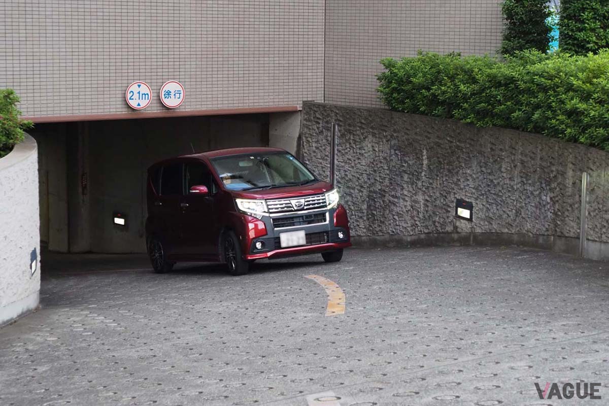 カーナビは地下駐車場を出た時でもジャイロセンサーや車速パルスによって正確に進行方向を案内できる