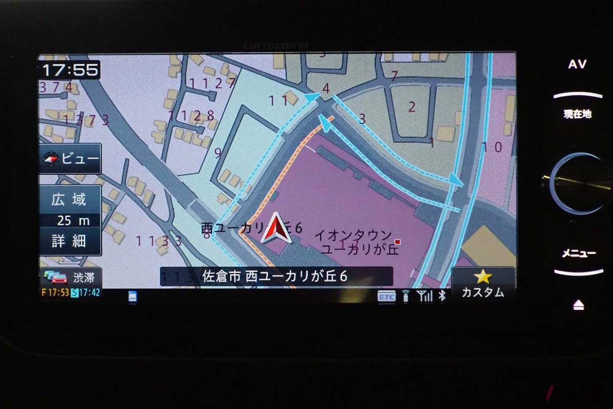 車載カーナビでは、立体駐車場でGPSを未受信の状態になっても、クルマの動きに合わせて向きを正確に捕捉できる