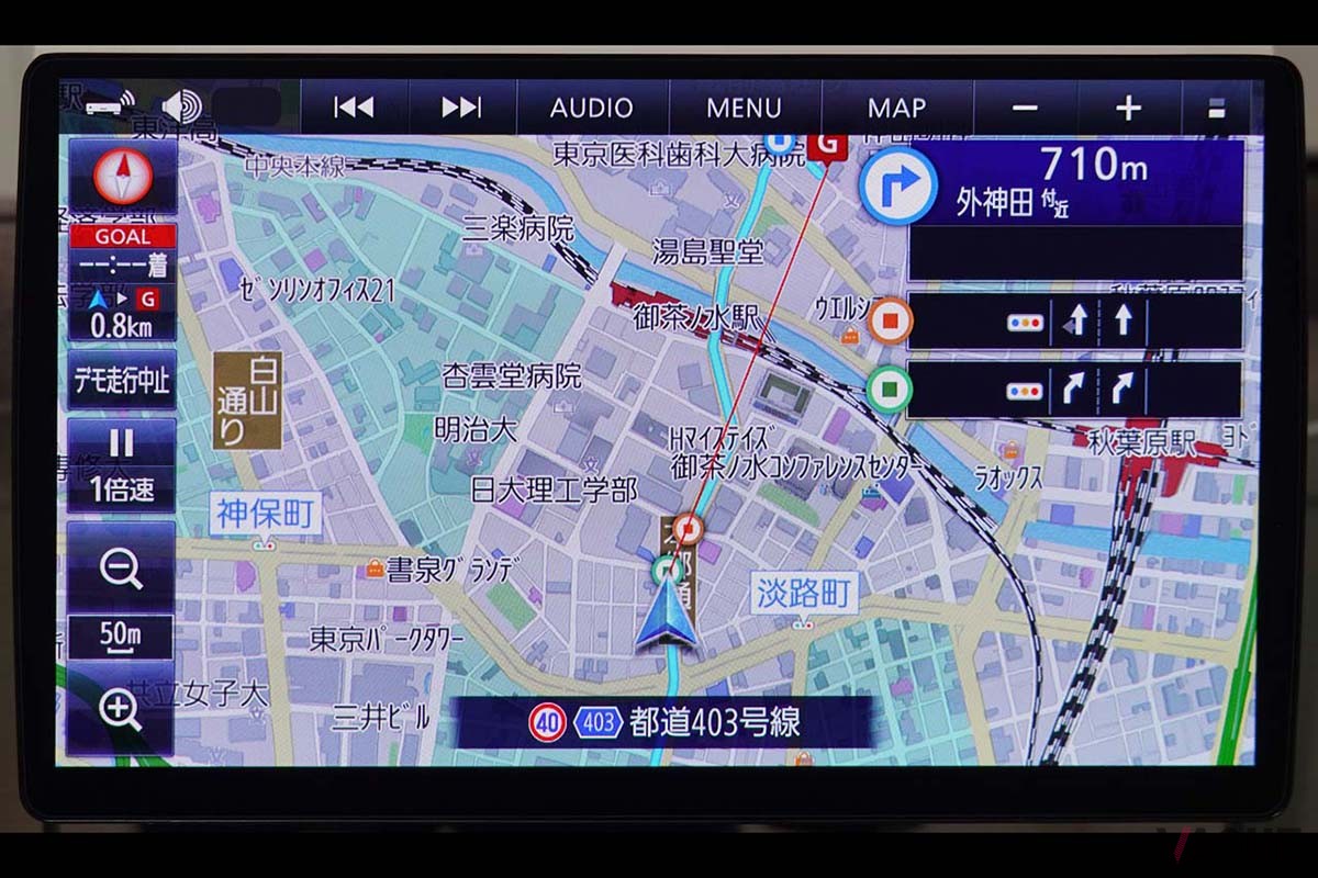 交差点ごとに車線ガイドをリスト表示して、複雑な都会の道路でもわかりやすく案内できるデータを持つ。写真はパナソニック・ストラーダ「CX-F1X10BGD」