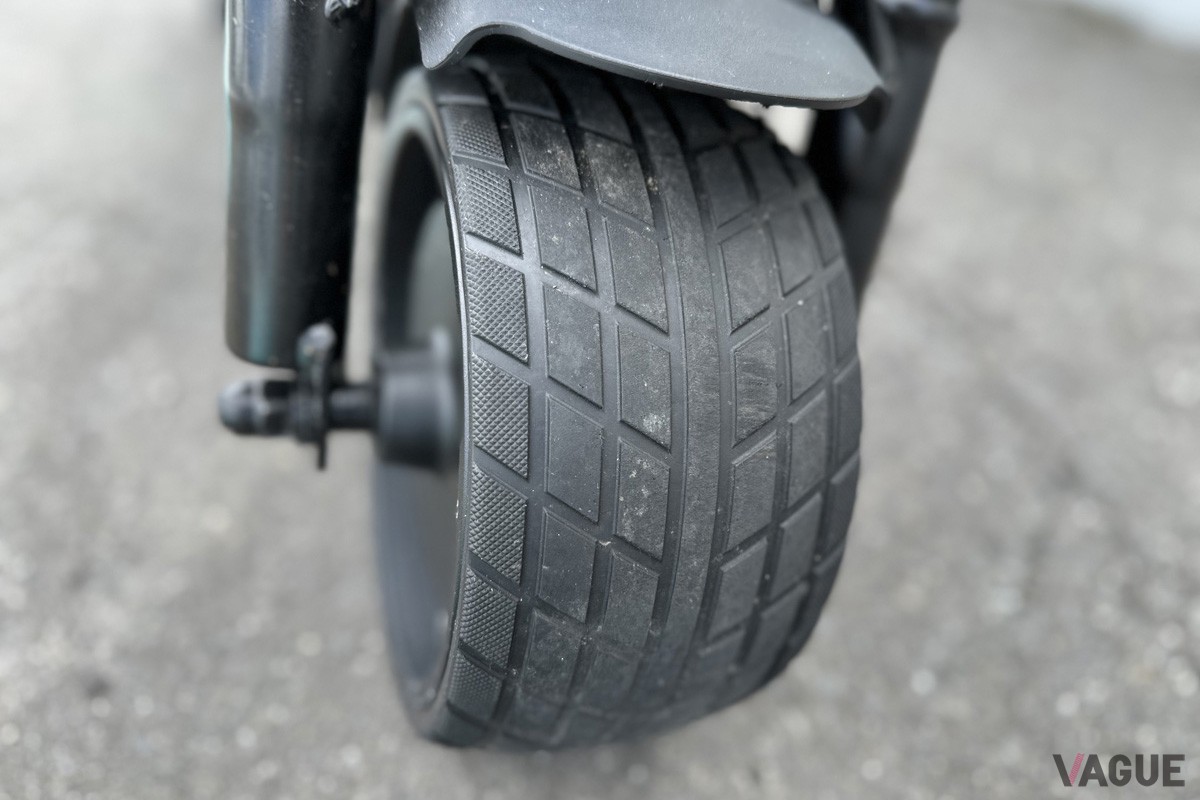 チューブレス仕様のファットタイヤを採用。パンクの心配がないためオフロードでの使用もでき、キャンプなどのアウトドアでの活躍も期待できる