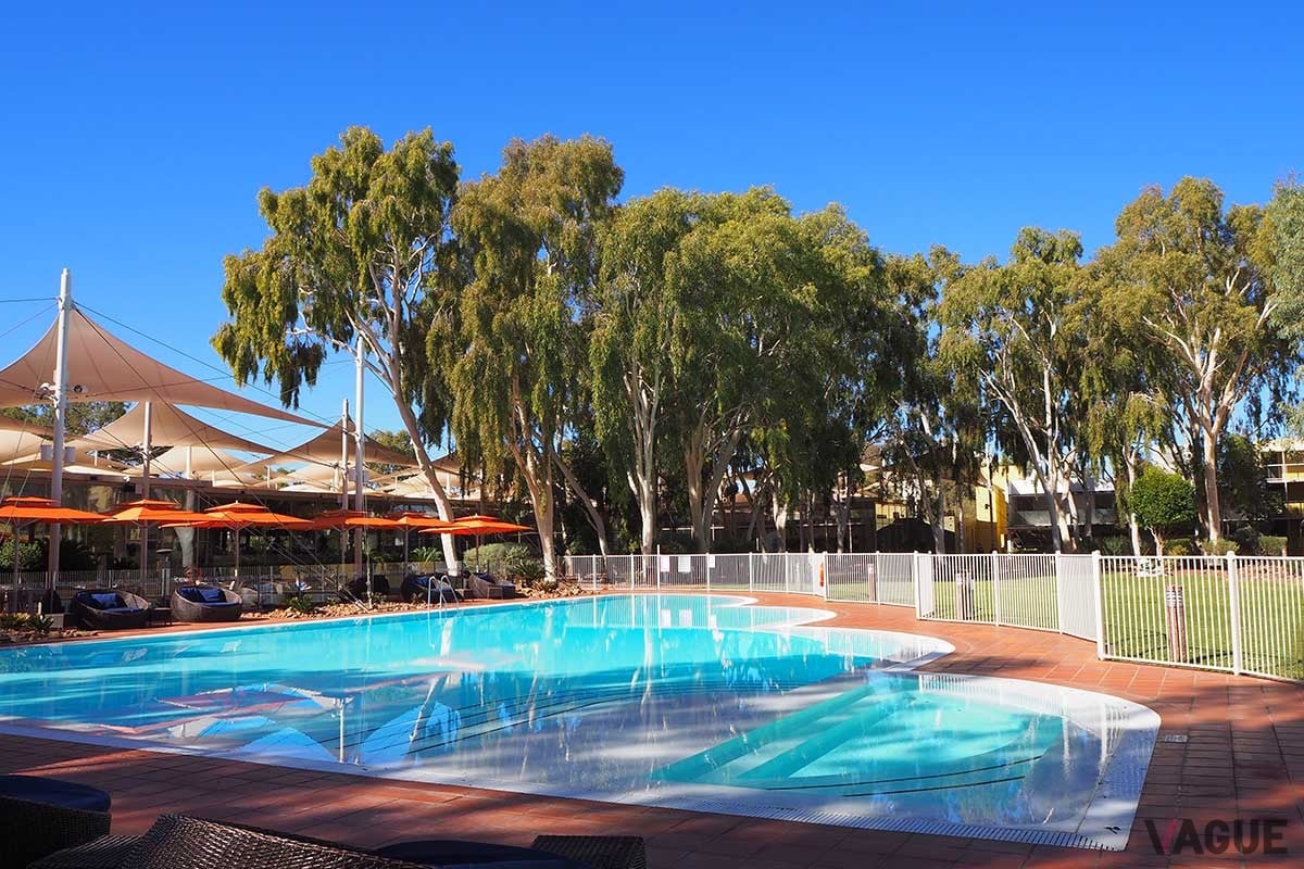 それでも、これほど隔絶された砂漠で過ごすのは不安という方もいることでしょう。でも、心配はいりません。ウルルにはラグジュアリーリゾートもあるのです。（画像9）