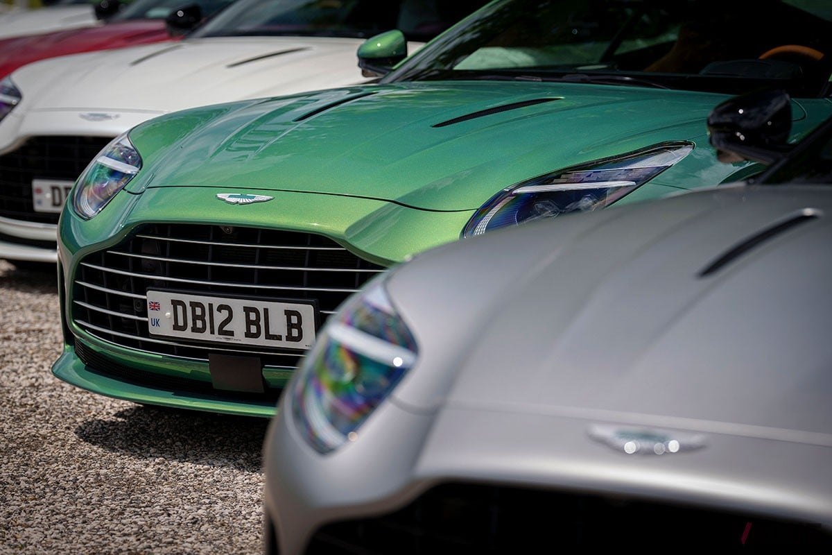 従来の「DB11」から大幅に進化を遂げた上に、丹精込めたつくり込みによって味わいもより濃密になったアストンマーティン新型「DB12」
