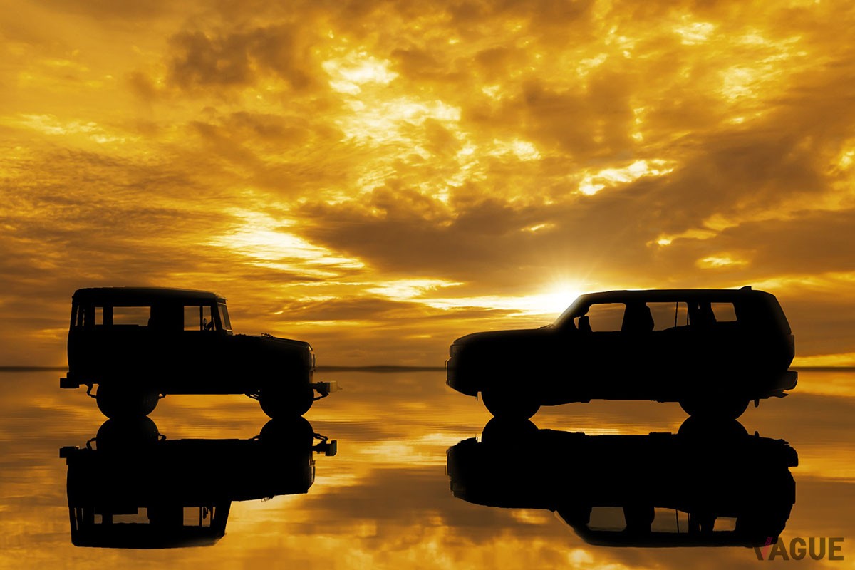 歴史的名車である「ランドクルーザー40」と新型「ランドクルーザープラド」と思われる2台のツーショット