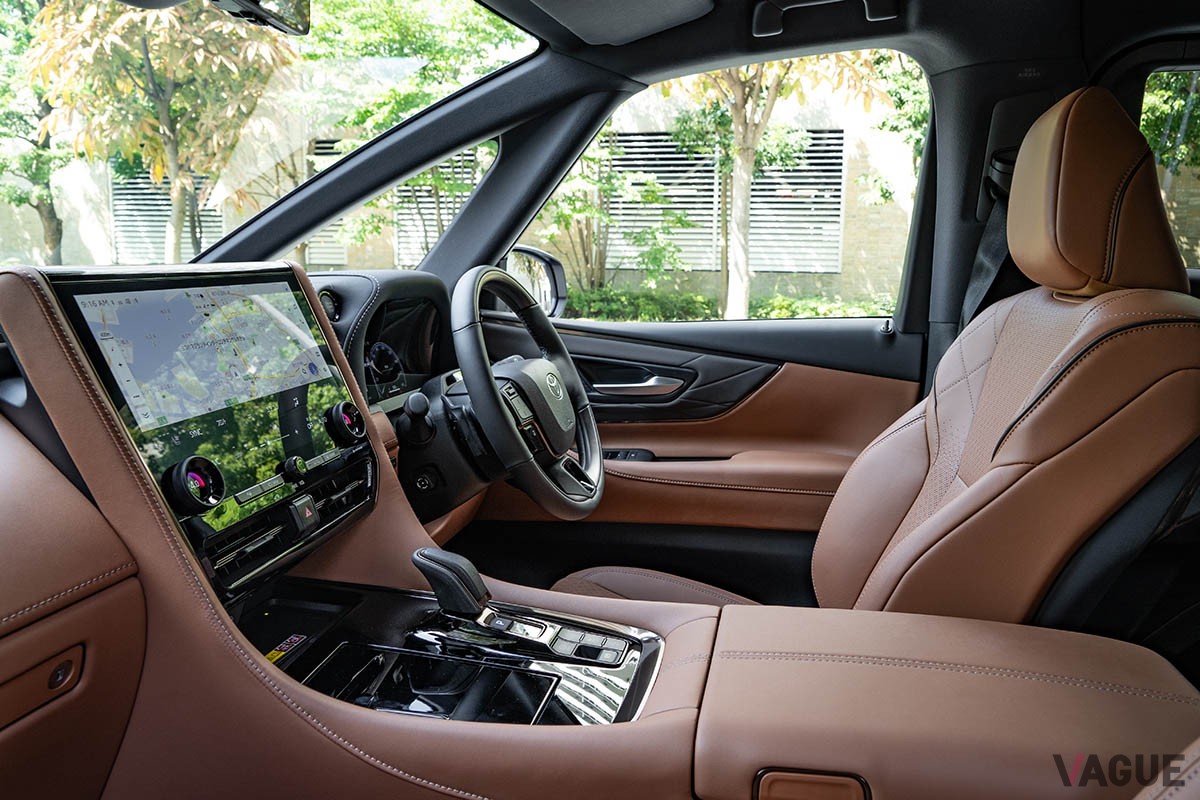 トヨタ新型「アルファード」と「ヴェルファイア」のドライビングポジションは、まるでスポーティなセダンのよう