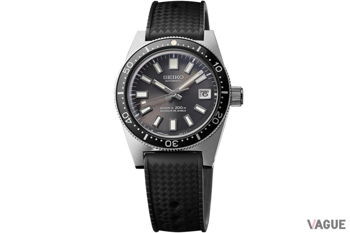 ダイヤルの3時位置にカレンダー表示を配置。太めのインデックスや針、ベゼルの一部にはルミブライトが施されており、夜間の視認性も確保している