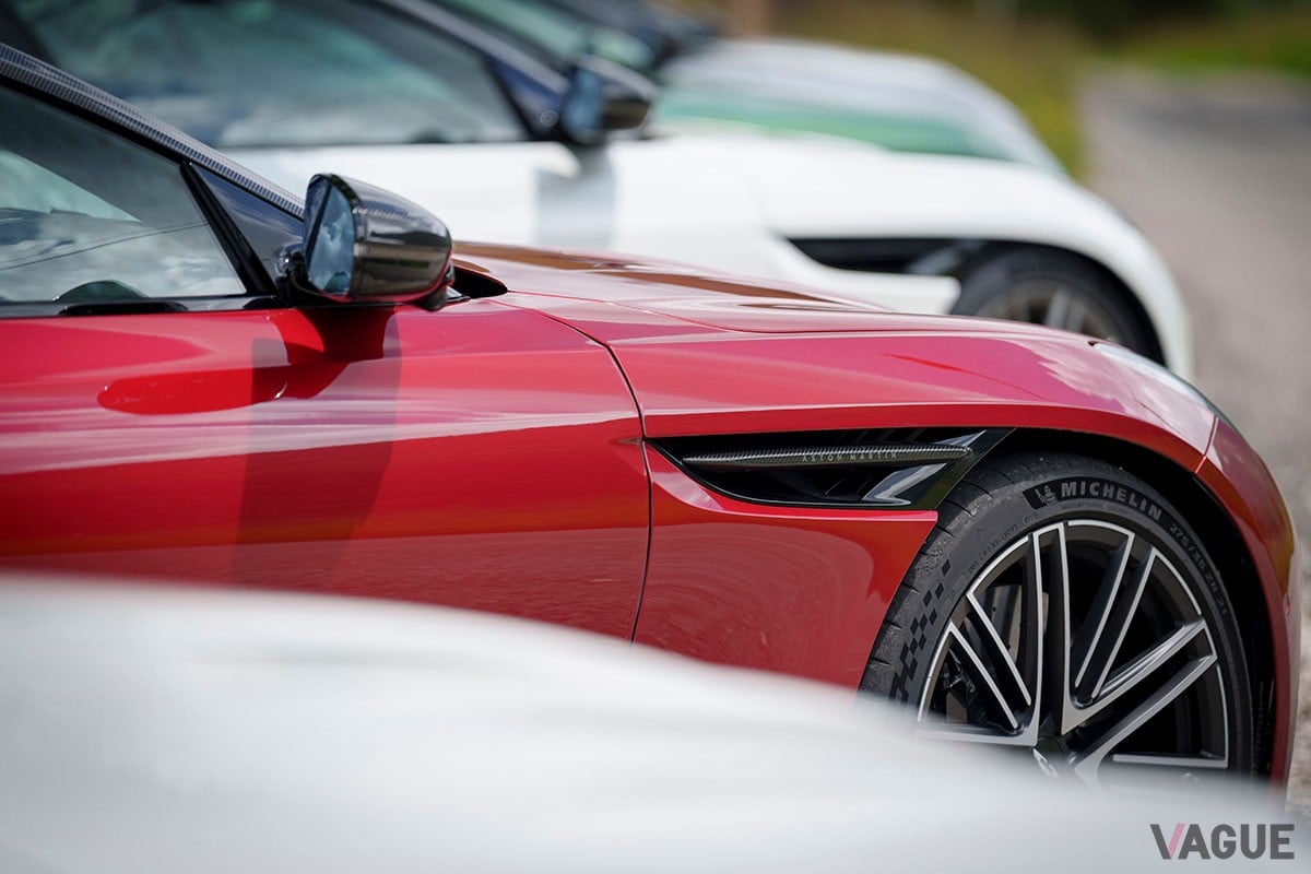 従来の「DB11」から大幅に進化を遂げた上に、丹精込めたつくり込みによって味わいもより濃密になったアストンマーティン新型「DB12」