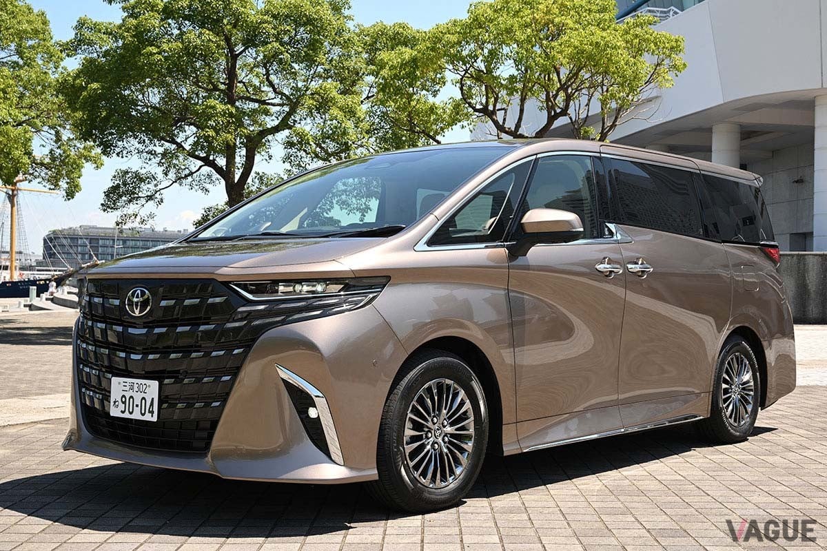 快適な乗り心地を実現したトヨタ新型「アルファード」と「ヴェルファイア」のセカンドシートは、究極の移動空間と呼べる出来栄えだ