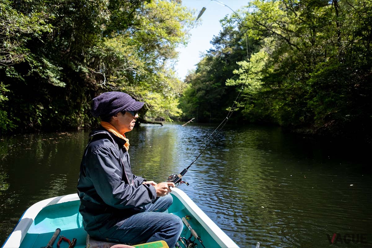 湖上に浮かべたボートから鳥のさえずりを聴きながら無心にプラグを投げ続けます