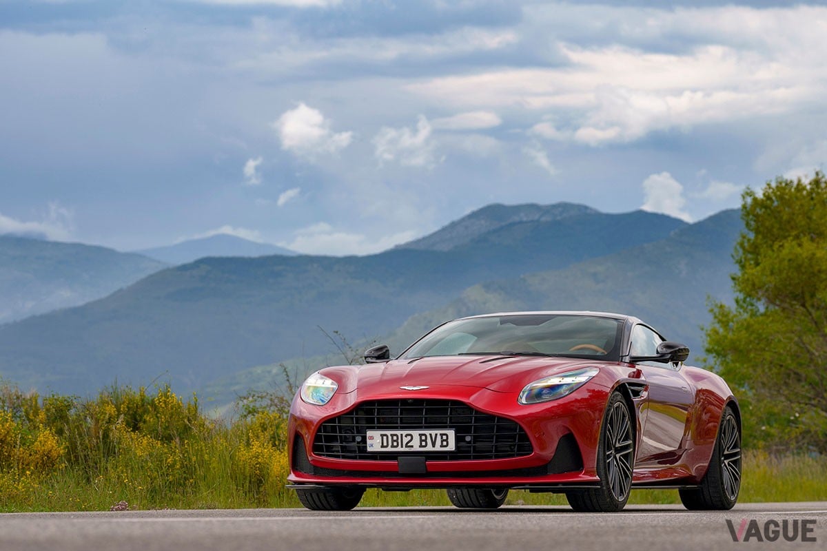 従来の「DB11」から大幅に進化を遂げた上に、丹精込めたつくり込みによって味わいもより濃密になったアストンマーティン新型「DB12」