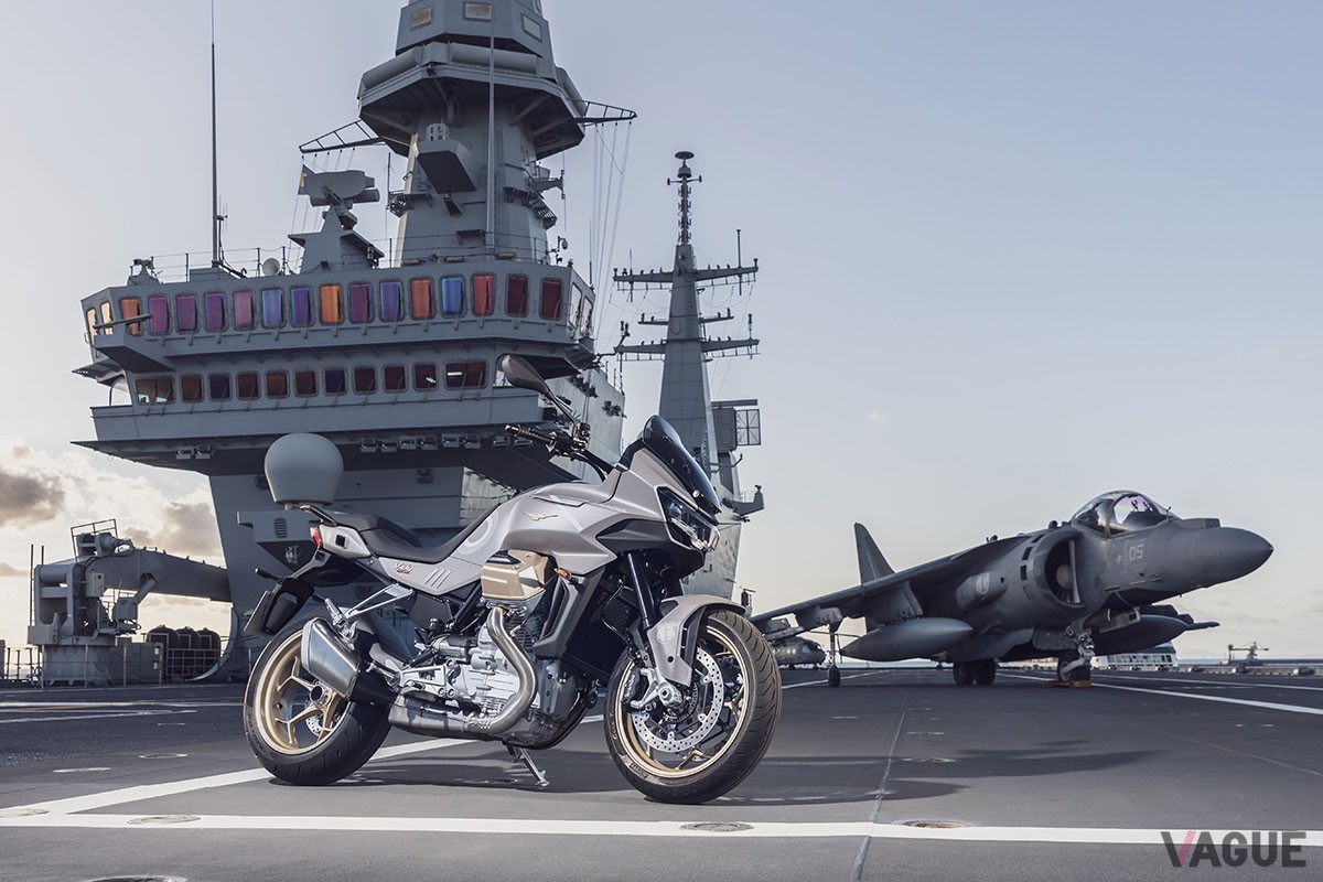 イタリア海軍航空隊とコラボしたモト・グッツィ「V100マンデッロ」の特別仕様車「V100マンデッロ アヴィアツィオーネ・ナヴァーレ」