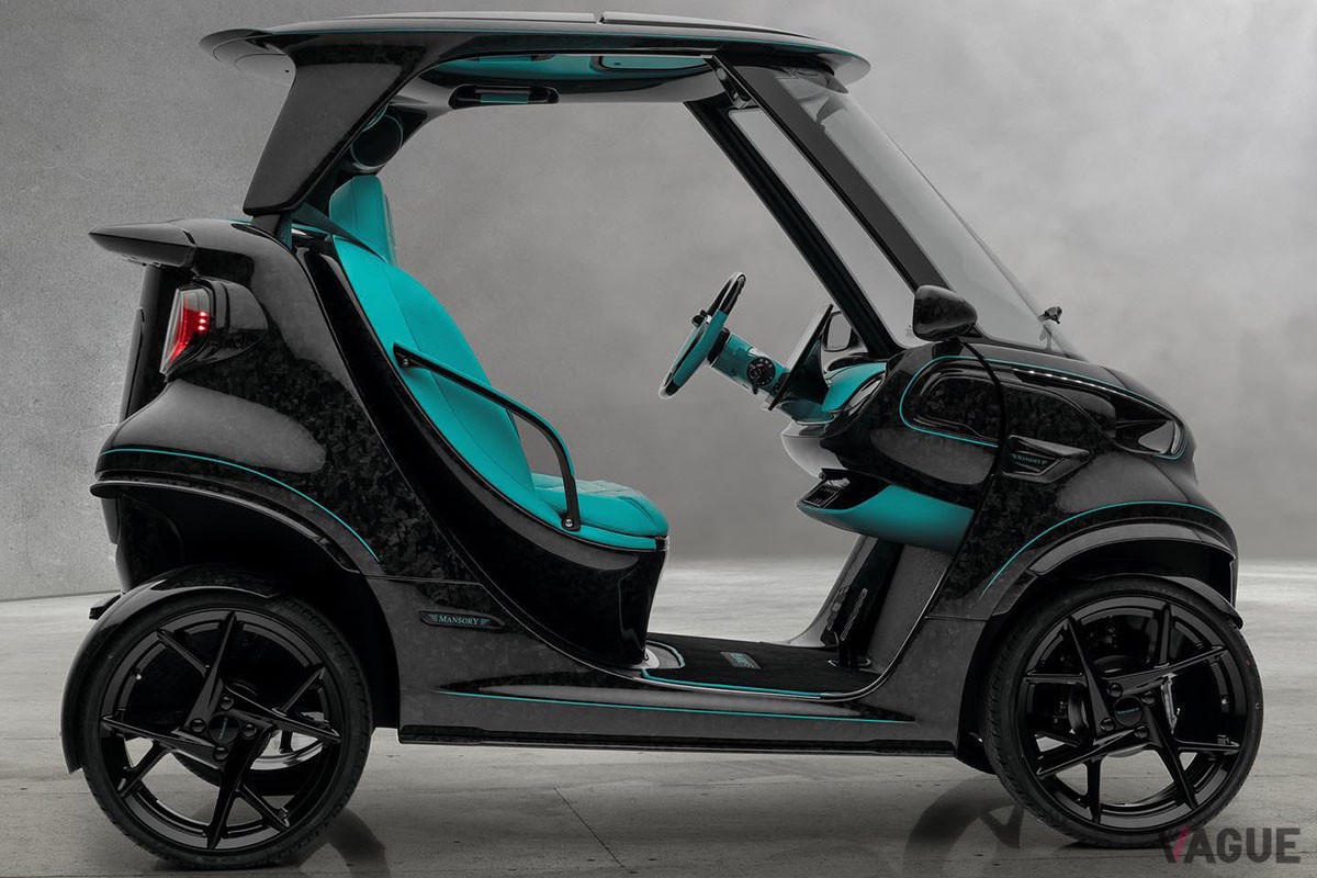 ボディには、高温高圧でプレス成形されるフォージドカーボンが用いられる（C）MANSORY