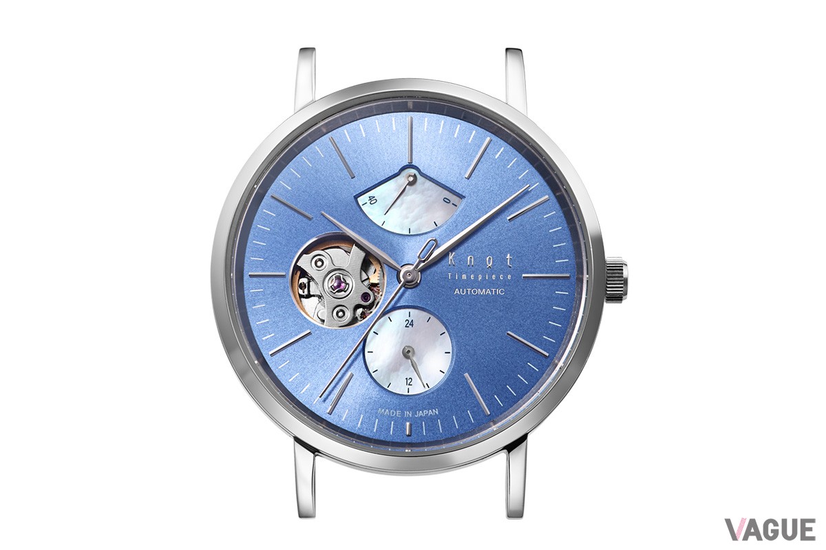 パワーリザーブと24時間計 の2つのインダイアルにマザーオブパールを使用し、ライトブルーのサンレイ文字板で仕上げた「メカニカルオープンハート」