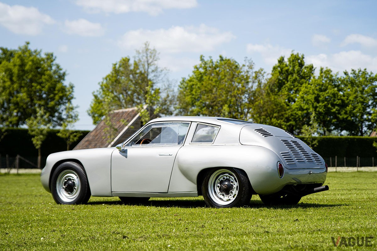 リア回りは、参考にしたという「356B カレラ・アバルトGTL」よりも膨らんだ形状。ルーバーの数なども異なる（C）Car＆Classic