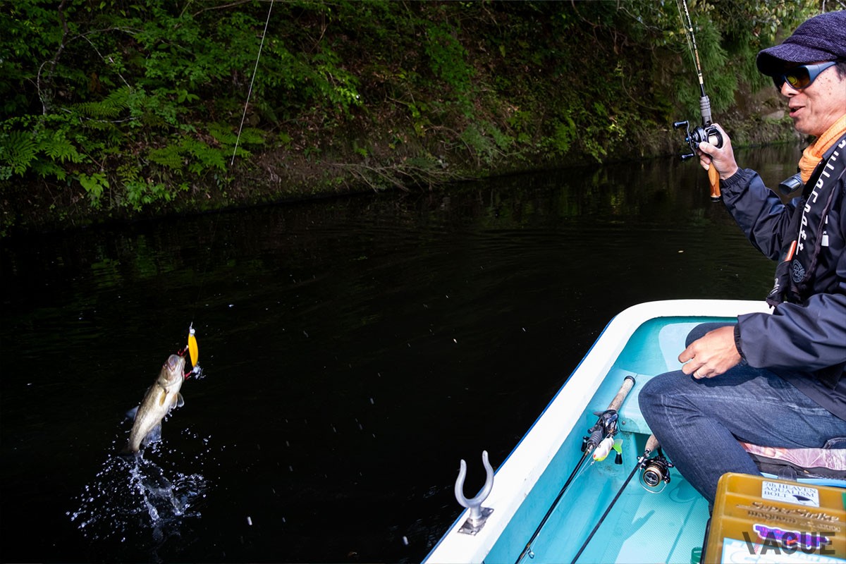 ボート際でのファイトを愉しむ青芳さん