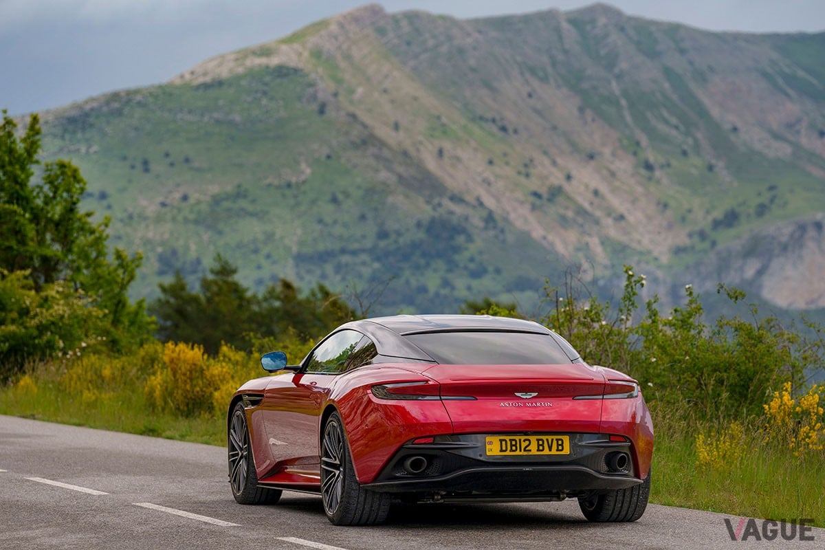 従来の「DB11」から大幅に進化を遂げた上に、丹精込めたつくり込みによって味わいもより濃密になったアストンマーティン新型「DB12」