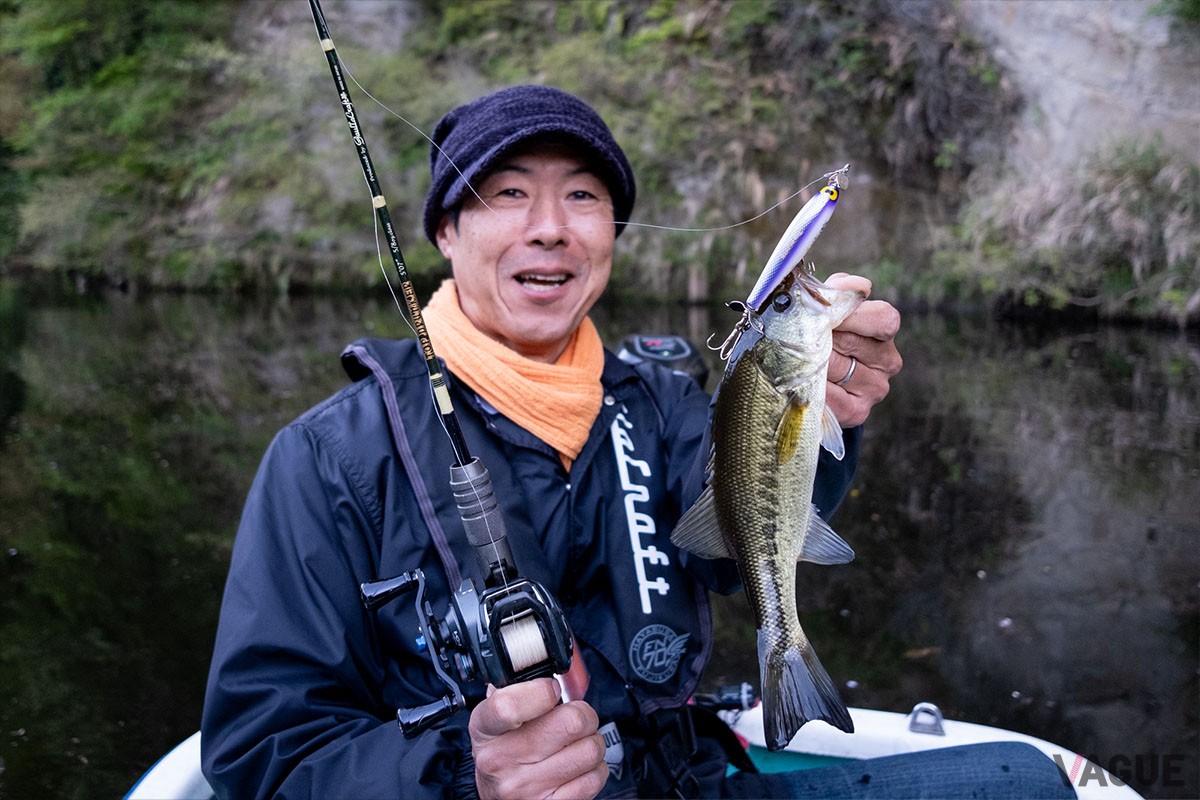 小魚を捕食するバスのボイルを狙って、ダブルスイッシャーの「コイーグー」でキャッチした美しい魚体のブラックバス