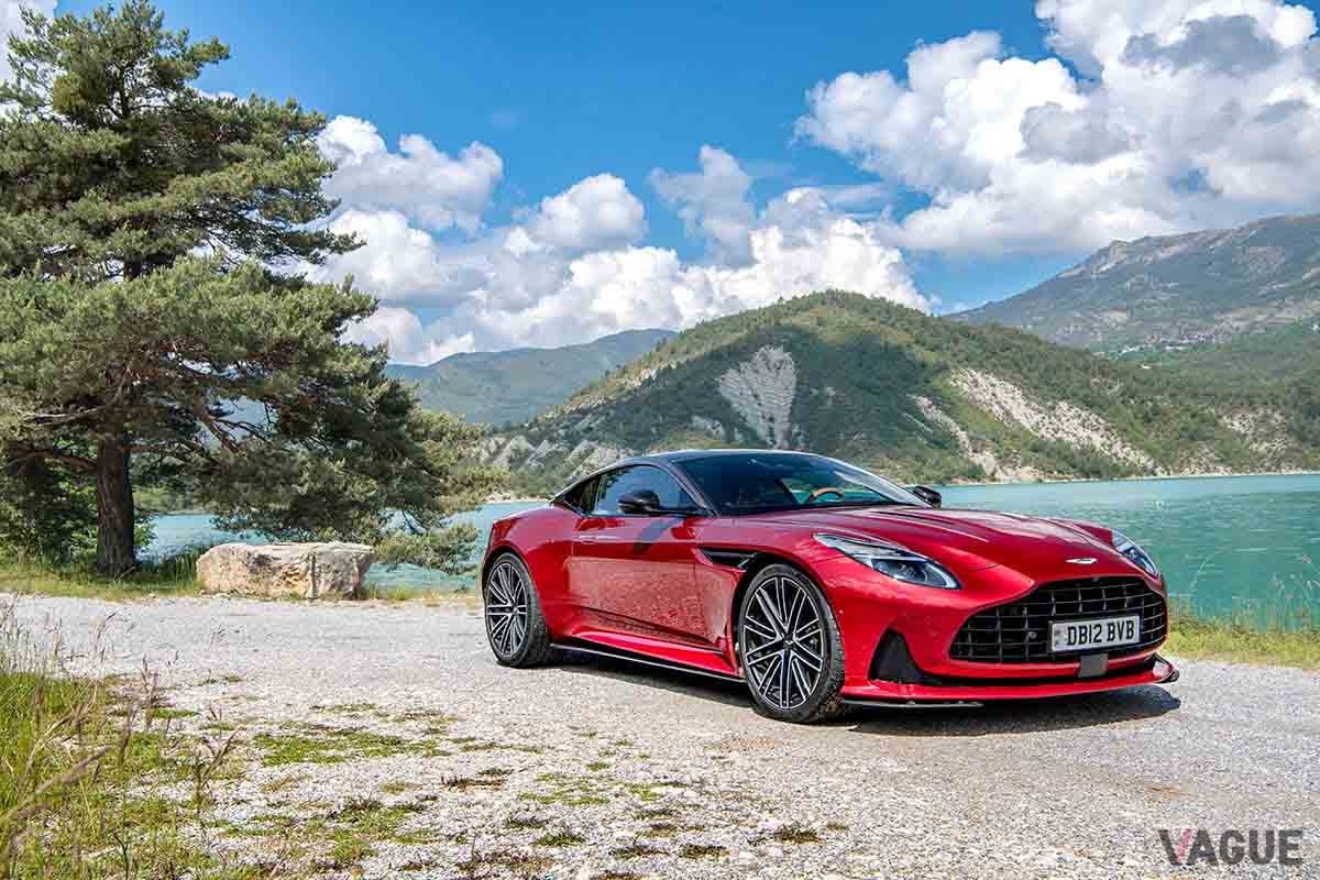 従来の「DB11」から大幅に進化を遂げた上に、丹精込めたつくり込みによって味わいもより濃密になったアストンマーティン新型「DB12」