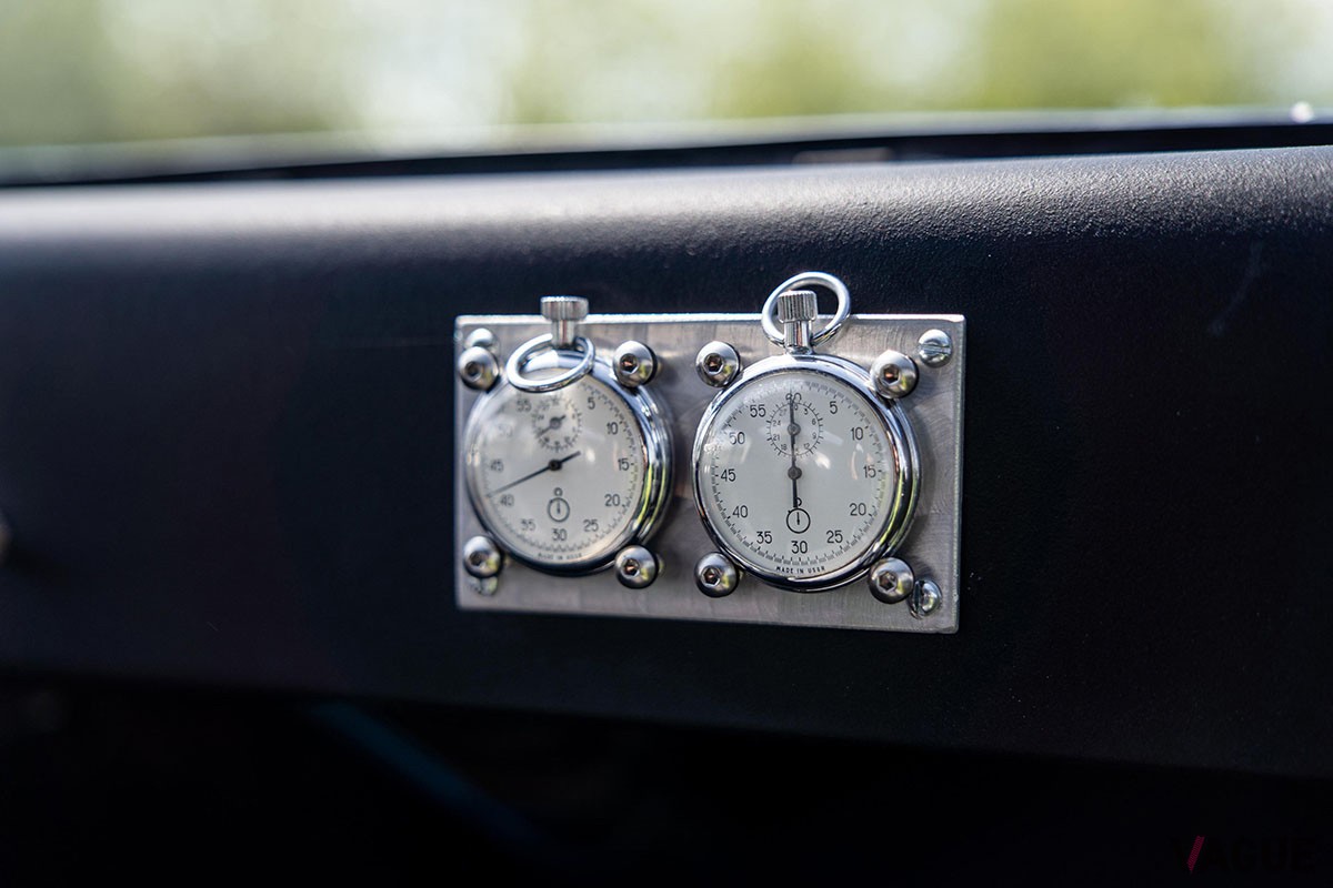 助手席の前にはラリーに必要なストップウォッチが備わっている（C）Car＆Classic