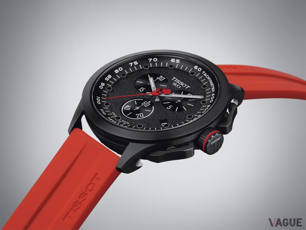 レッドを基調にした「TISSOT T-レース サイクリング ブエルタ 2023」。時分針にはスーパールミノバが施され、夜間の視認性も確保