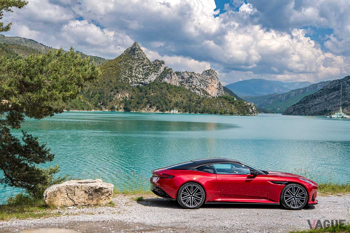 従来の「DB11」から大幅に進化を遂げた上に、丹精込めたつくり込みによって味わいもより濃密になったアストンマーティン新型「DB12」