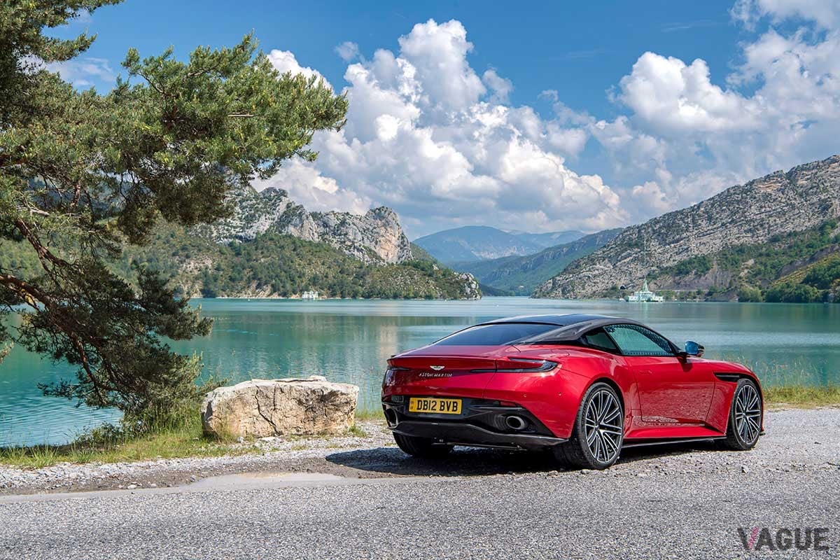従来の「DB11」から大幅に進化を遂げた上に、丹精込めたつくり込みによって味わいもより濃密になったアストンマーティン新型「DB12」