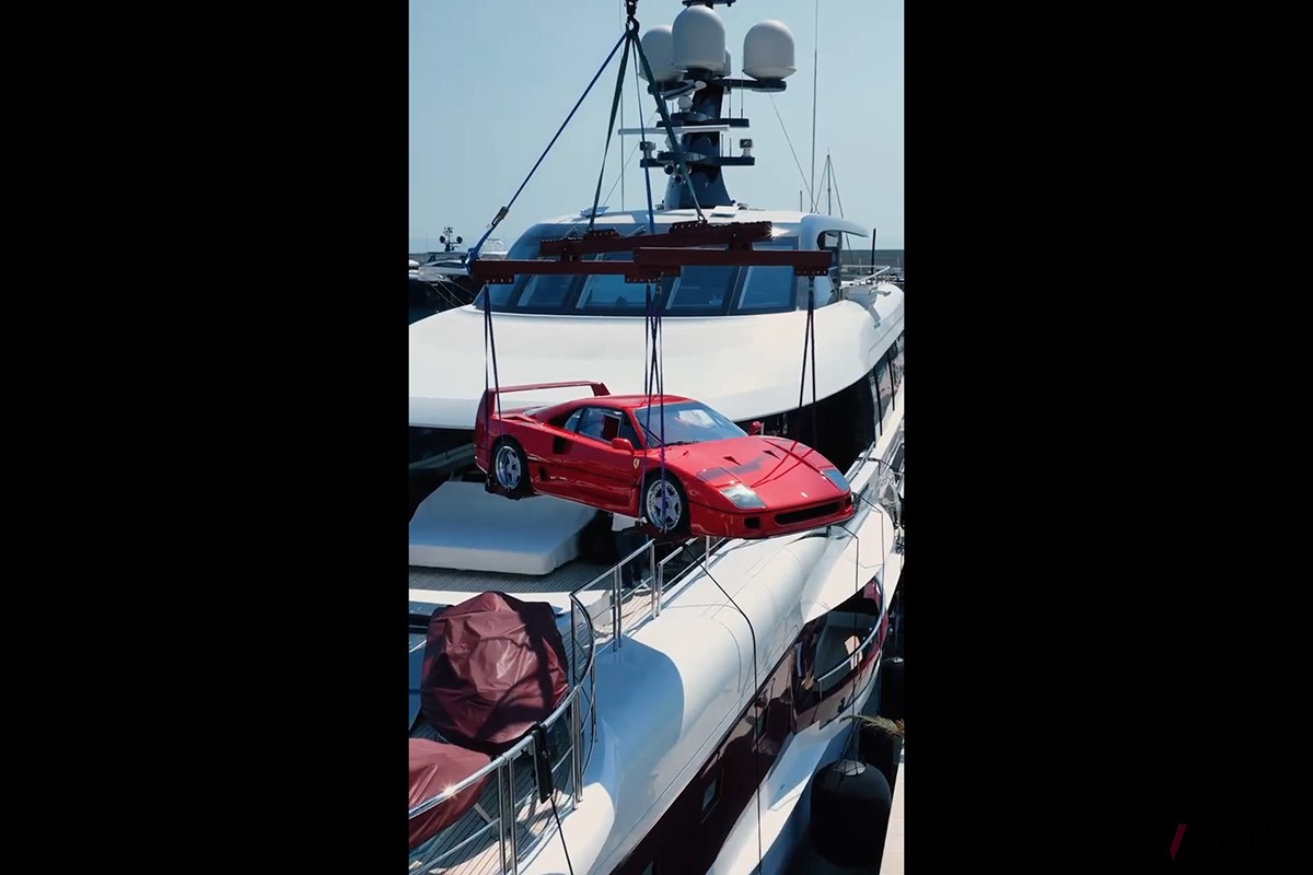 altrトレードのInstagramには「F40」をクレーンでつり上げて大型クルーザーに載せている様子もアップされた（C）Instagram『altr.trade』