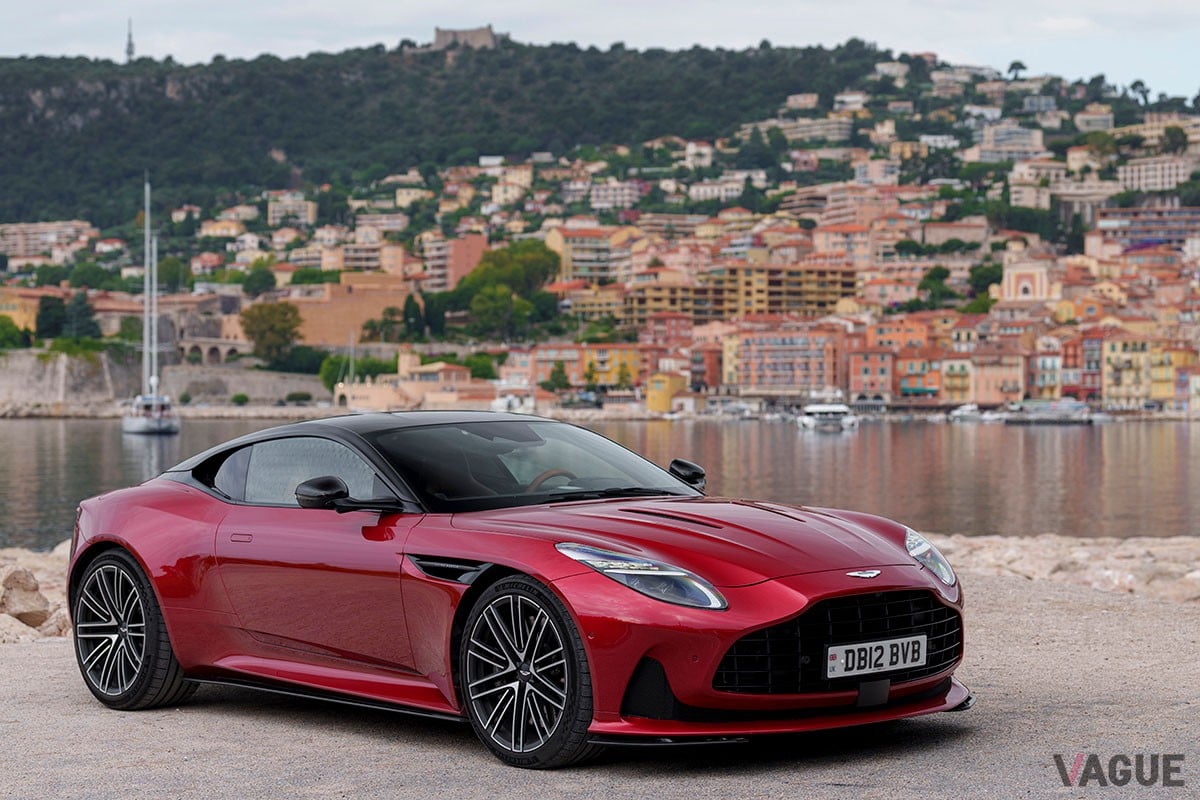 従来の「DB11」から大幅に進化を遂げた上に、丹精込めたつくり込みによって味わいもより濃密になったアストンマーティン新型「DB12」