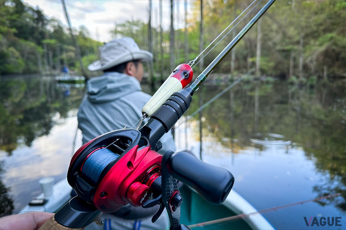 豊かな自然に中でお気に入りのタックルを操作するだけでストレスが消えていきます。ロッド「スーパーストライクSC-2」（4万9500円、消費税込以下同）、リール「REVO5 ROCKET」（4万1800円）