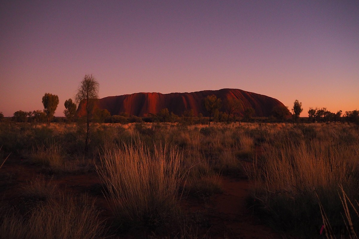 地上348m、周囲約9.6km、地下およそ6kmまで続いているとされ、見えているのは4％ほどというウルル