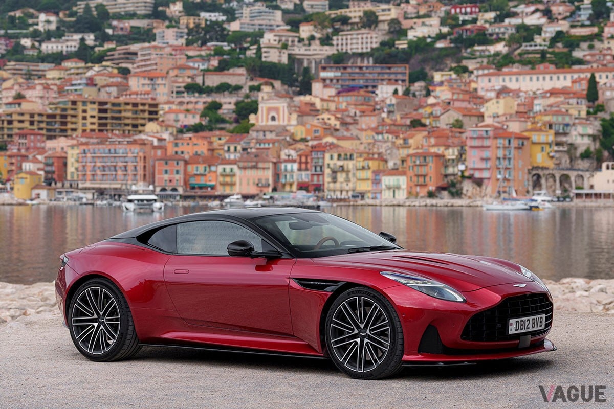 従来の「DB11」から大幅に進化を遂げた上に、丹精込めたつくり込みによって味わいもより濃密になったアストンマーティン新型「DB12」