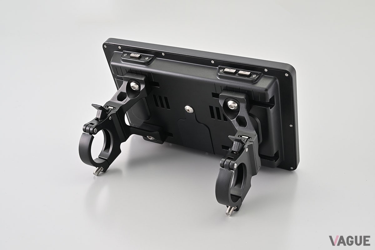 ハンドルバーに装着してスマホと連携させることで、モニターに地図を表示したり音楽を再生したりできるデイトナのオートバイ専用ディスプレイオーディオ「モトスマートモニター」