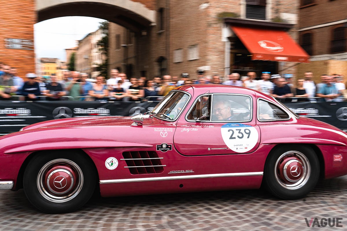 2023年のミッレ ミリア。ショパール・チームのメルセデス・ベンツ 300SL ガルウイング。そしてこのクルマをドライブしたカール-フリードリッヒ・ショイフレ共同社長（手前）とジャッキー・イクス（奥）